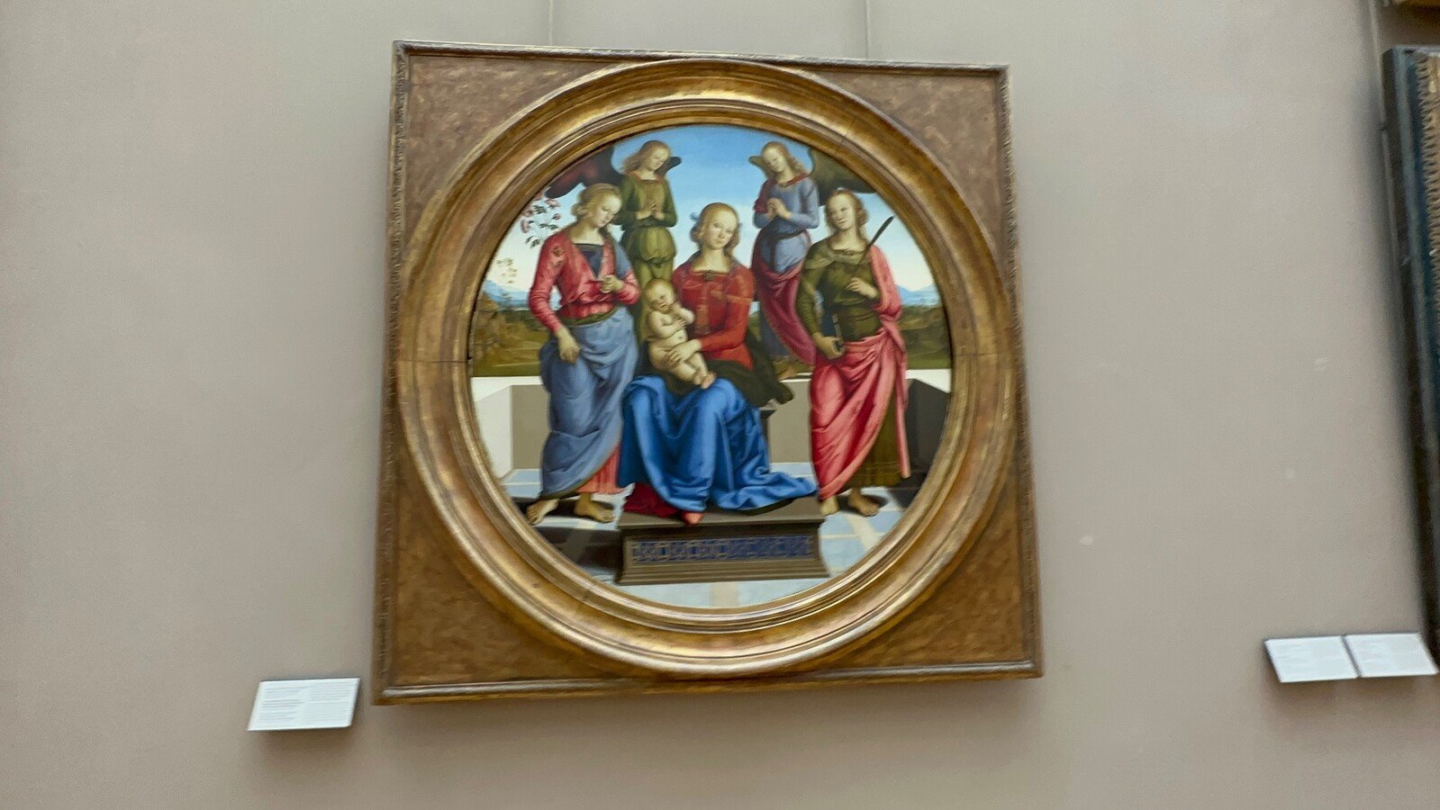 Meraviglia davanti a un tondo del Botticelli: arte che ti ferma il tempo.