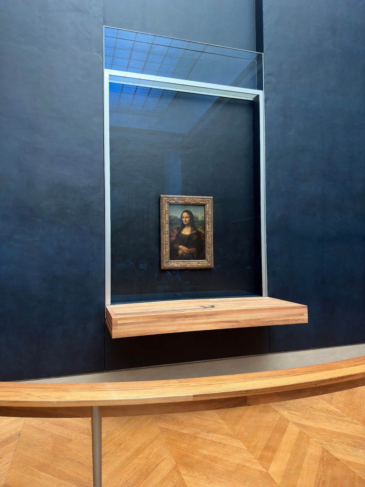 Davanti al sorriso della Gioconda, un momento di silenzio al Louvre.