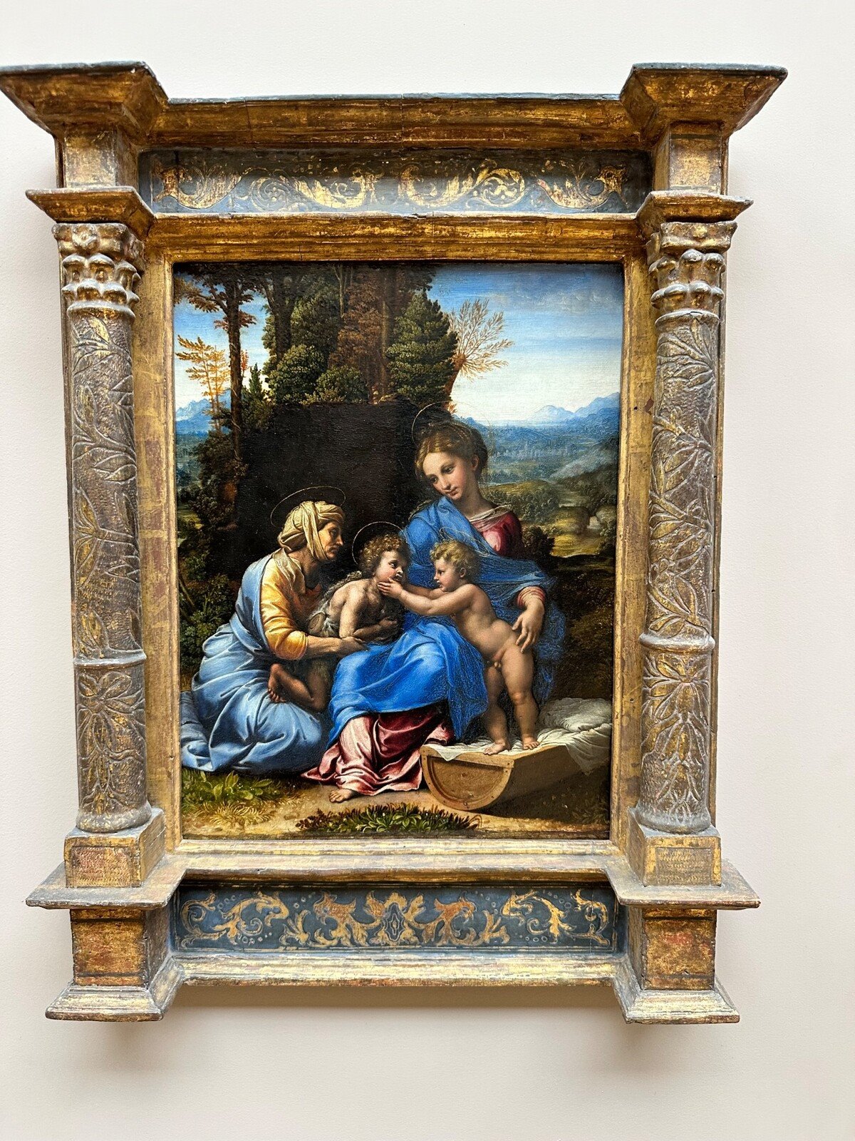 Davanti a una Sacra Famiglia del Rinascimento, incantati dai colori.