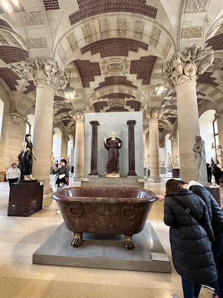 Meraviglia antica al Louvre: la vasca di porfido ci lascia senza parole.