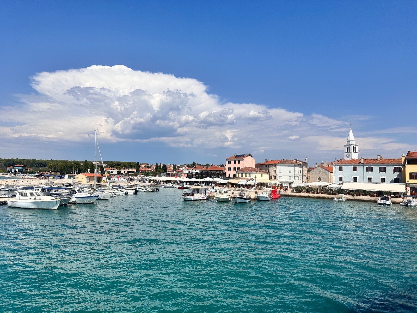 Il porto di Fažana, acque turchesi e giornate lente sotto il sole.
