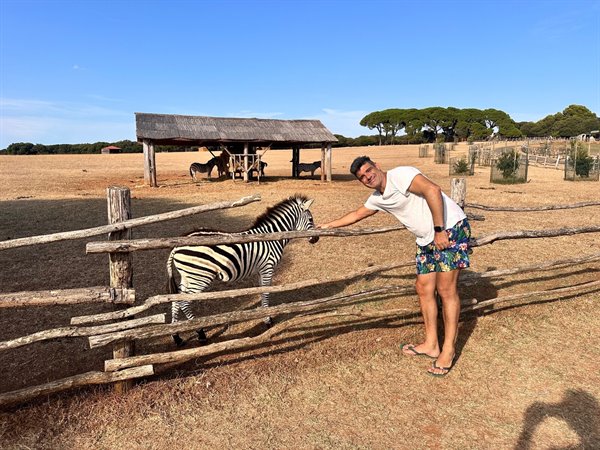 Un carezza a una zebra, che emozione incontrarla da vicino!