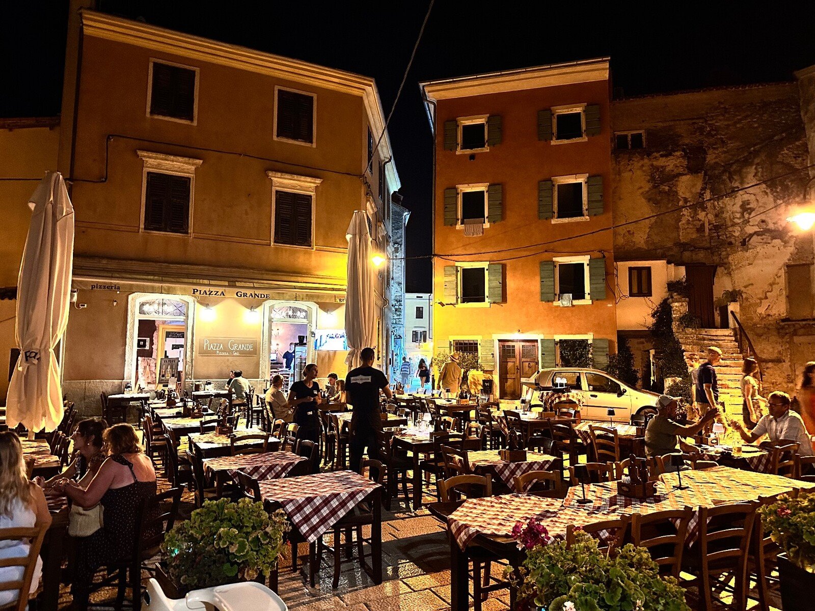 Cena all'aperto in Piazza Grande, IS Grove, sotto le luci calde della sera