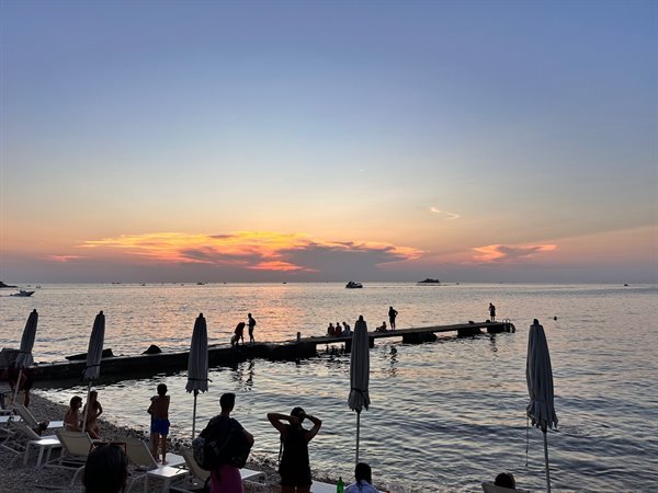Tramonto dorato dal pontile: la giornata si chiude in dolcezza.