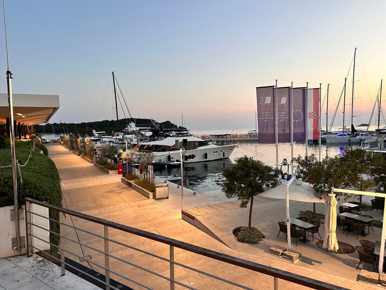 Tramonto sul porto di Rovigno, tra barche e luci che si accendono