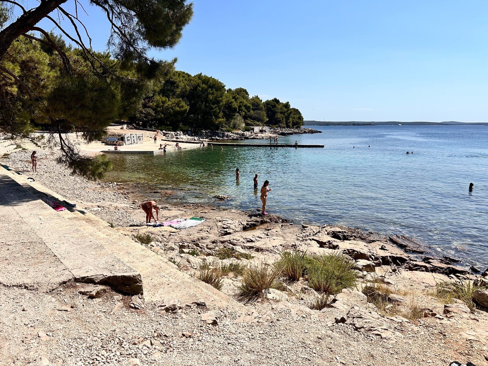 Una piccola caletta nascosta, acqua turchese e silenzio: estate autentica.