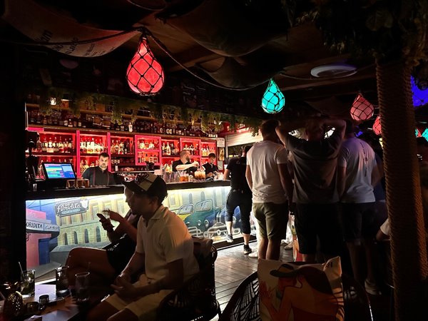 Sera al Floridita: luci colorate, cocktail e risate al bar.