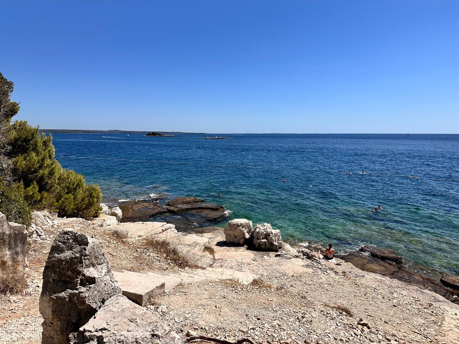 Un tuffo nelle acque turchesi della costa adriatica, giornata perfetta.
