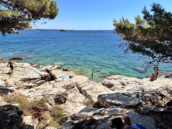 Un tuffo nelle acque turchesi tra gli scogli, dentro un'estate perfetta.