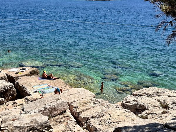 Un tuffo nelle acque turchesi della Dalmazia, puro relax estivo.