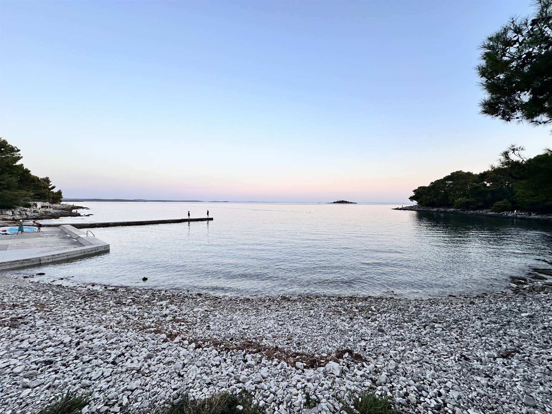 Skaraba Tramonto quieto sulla baia, qualcuno sul pontile aspetta la sera.