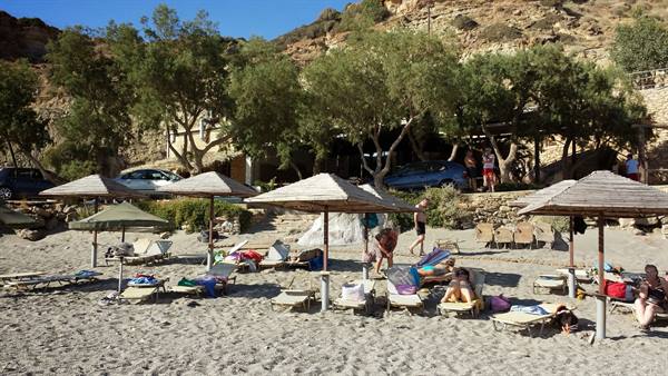 Pigri pomeriggi al sole sotto gli ombrelloni di una spiaggia greca