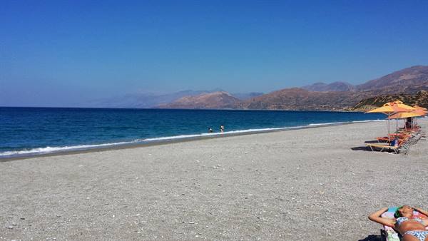 Pomeriggio pigro al sole, con il mare di Creta tutto per noi.