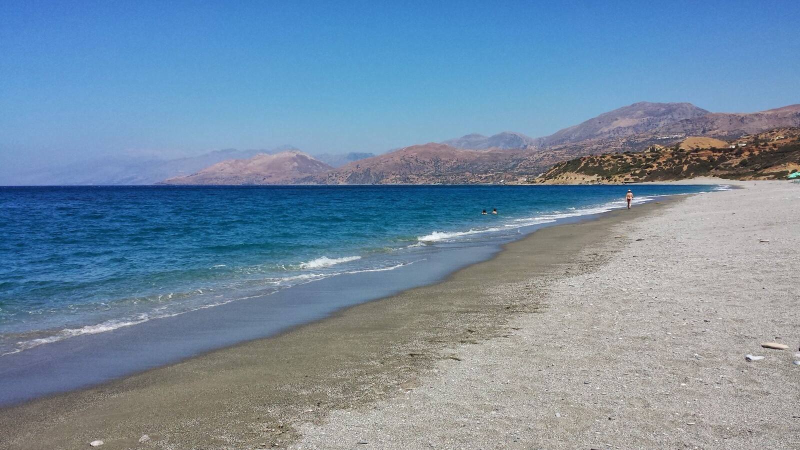 Una lunga passeggiata sulla spiaggia sotto il sole di Creta.