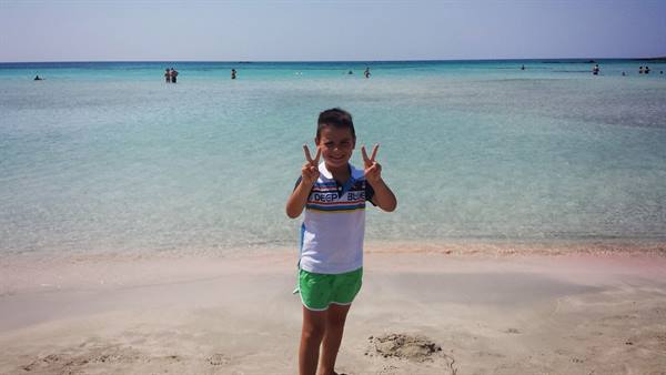 Un momento di pura gioia sulle spiagge rosa di Elafonisi!