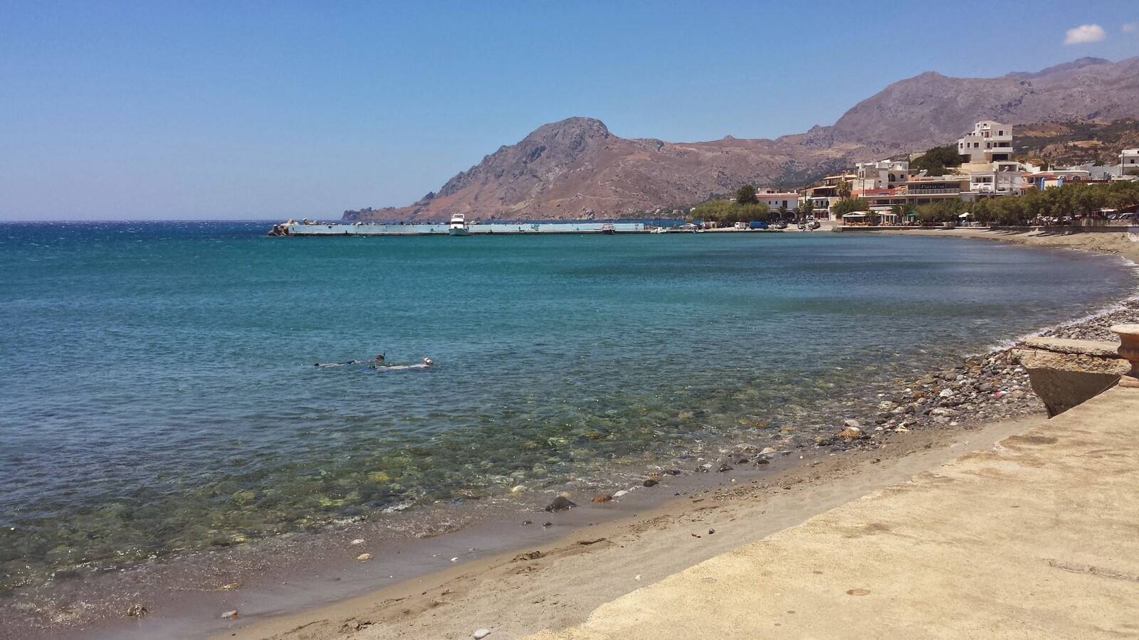 Un tuffo nelle acque turchesi di Plakias, sotto il sole cretese.