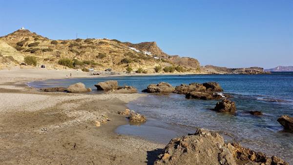 Una caletta selvaggia e silenziosa, sotto il sole dorato di Creta.