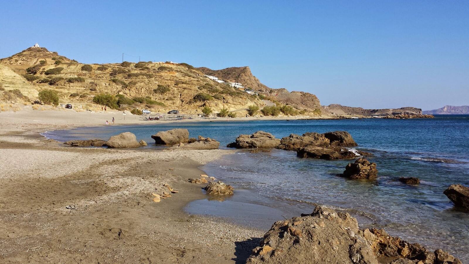Una caletta selvaggia e silenziosa, sotto il sole dorato di Creta.