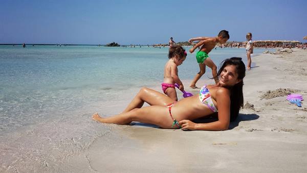 Un pomeriggio di sole e giochi sulla riva, con i bambini che corrono felici.