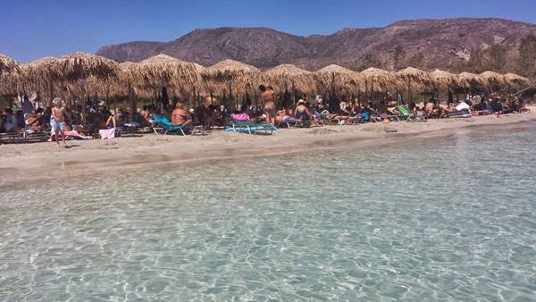 Sotto i pagliai, acque turchesi e pigra dolcezza:estate che profuma di relax.