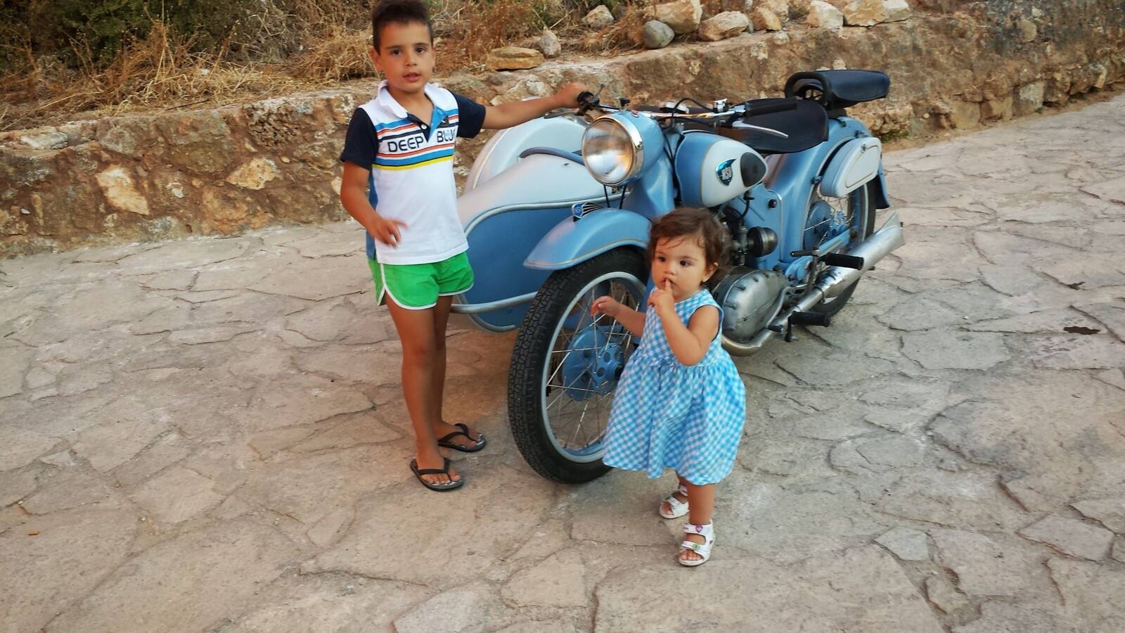 Scoperta di una moto d'epoca con sidecar, che meraviglia negli occhi!