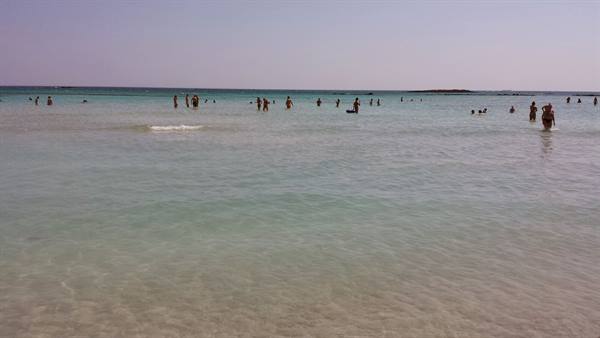 Acque turchesi e tiepide: una giornata di puro relax in spiaggia.