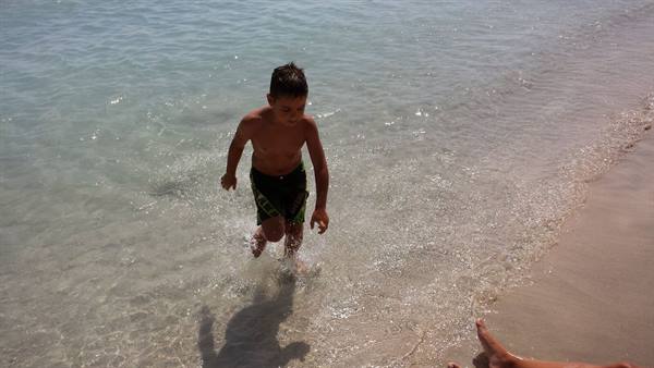 Giocando nell'acqua cristallina, risate e sole al mare.