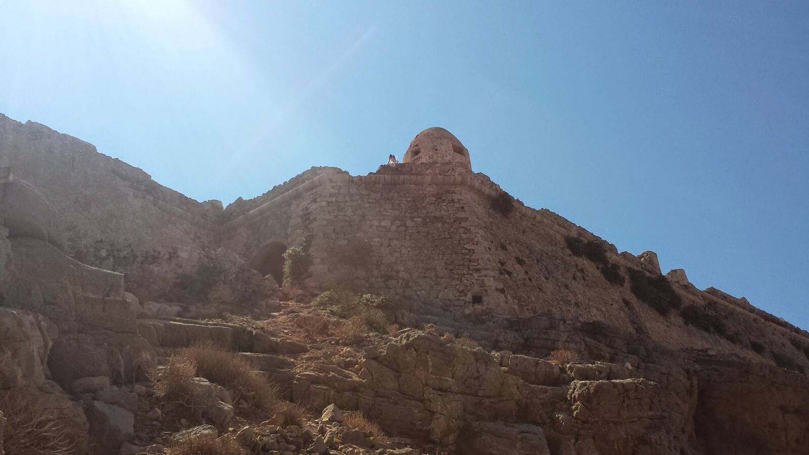Sotto il sole estivo, esplorando l'antica fortezza veneziana in cima alla rocca.