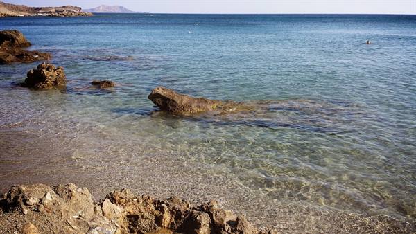 Acque cristalline e silenzio: un tuffo nella quiete del mare.