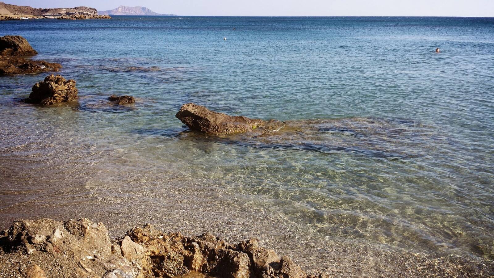 Acque cristalline e silenzio: un tuffo nella quiete del mare.