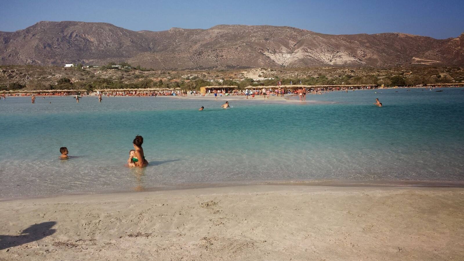 Giornata di sole e giochi nell'acqua turchese a Elafonissi, Creta.
