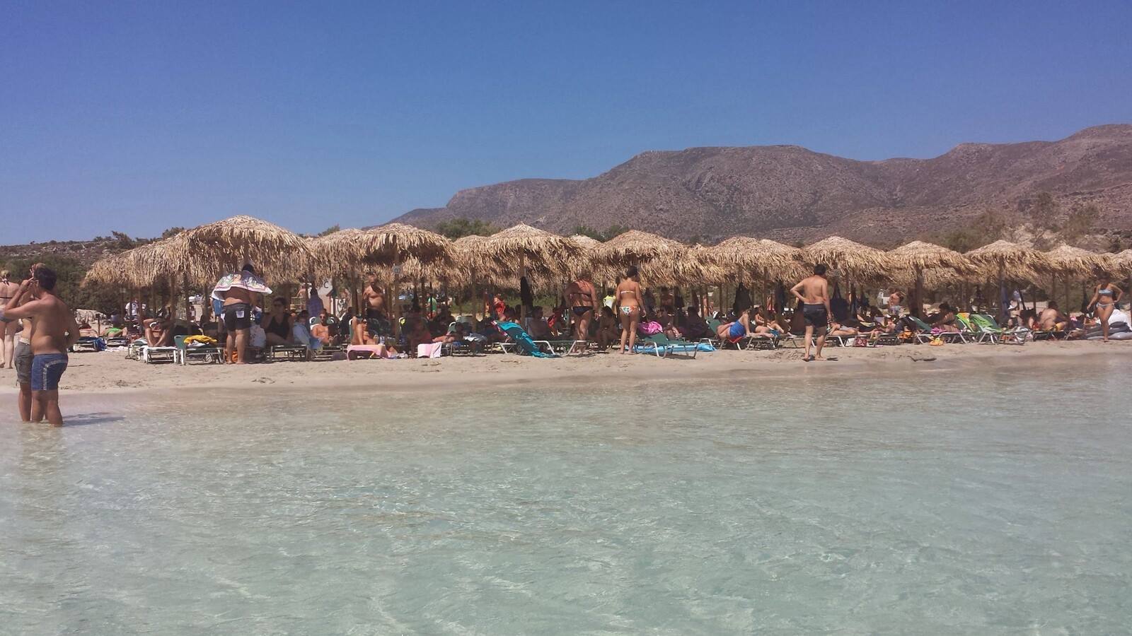 Sotto i pagliai di Elafonissi, un tuffo nell'acqua turchese delle Creta