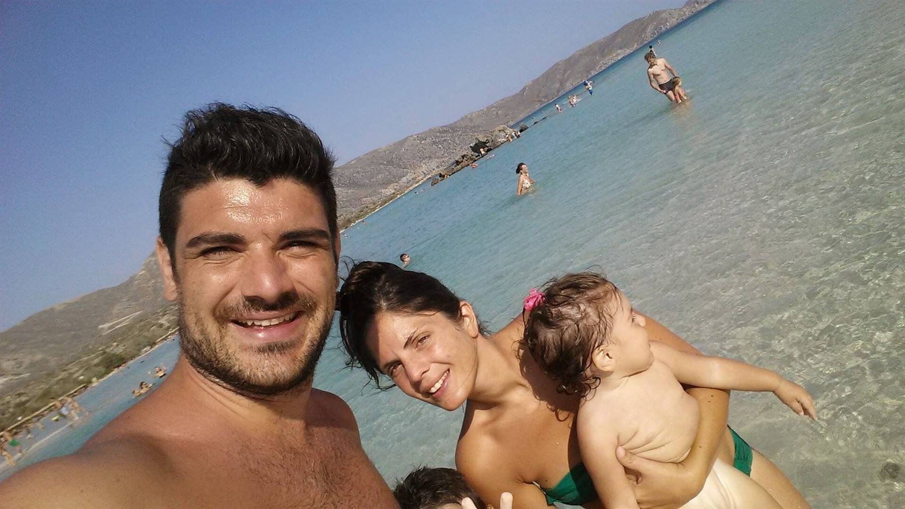 Un tuffo di gioia a Elafonissi, acque turchesi con la nostra piccola.