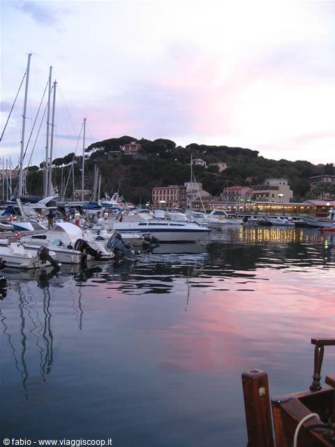 barche nel porto azzurro