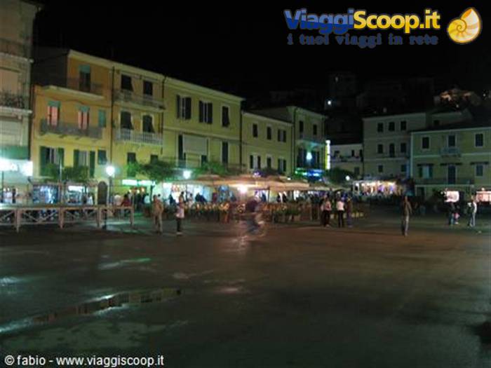 la piazza by night