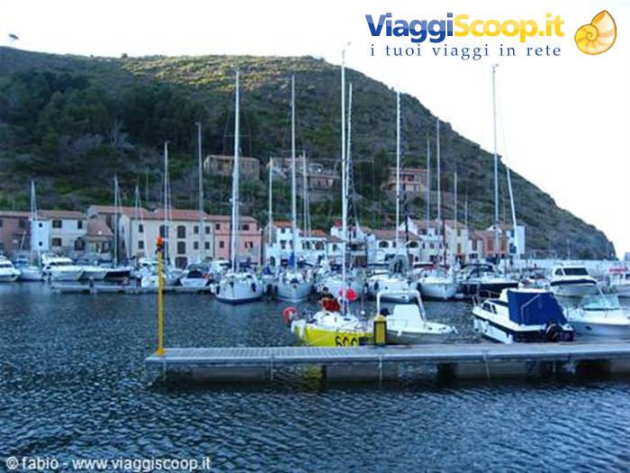 l'entrata del piccolo porto di capraia