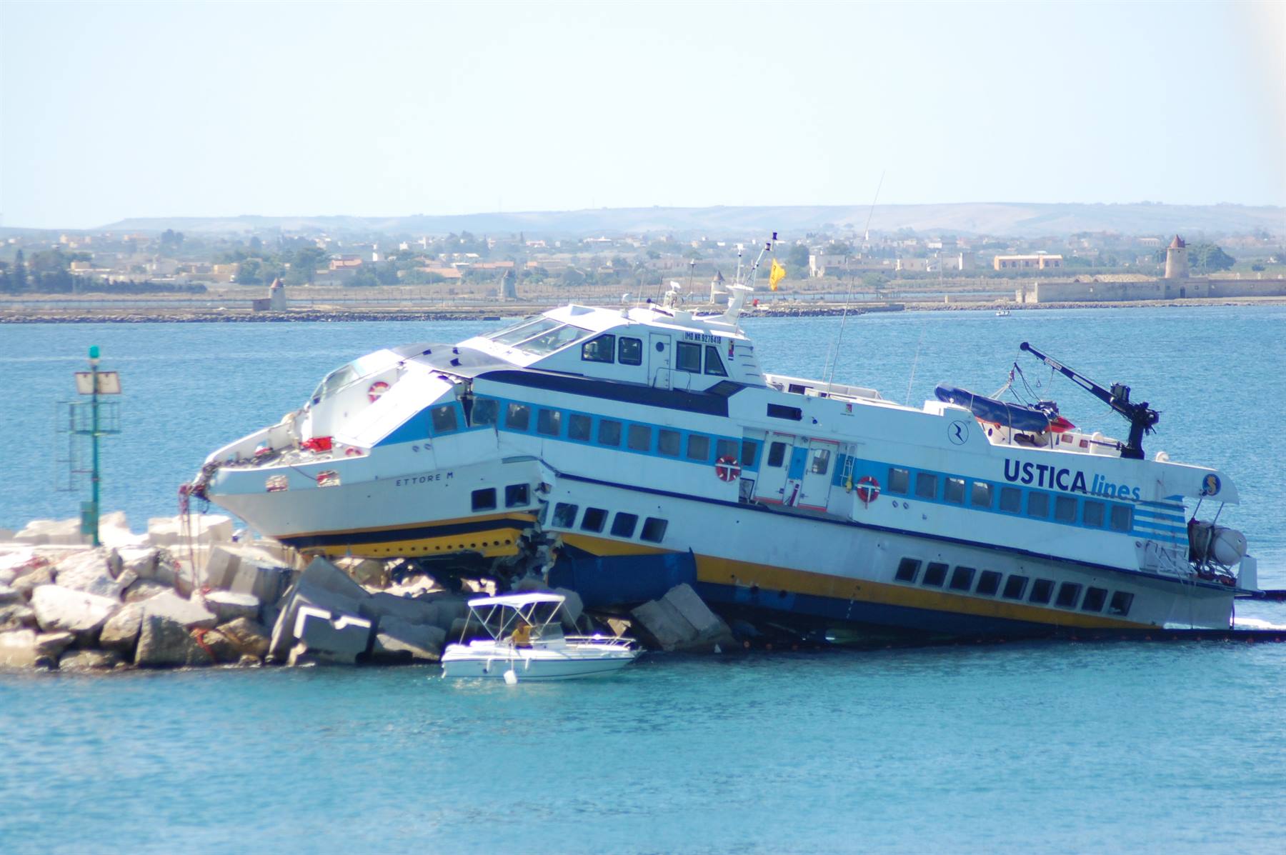 aliscafo schiantatosi a trapani fotografato dalla nave