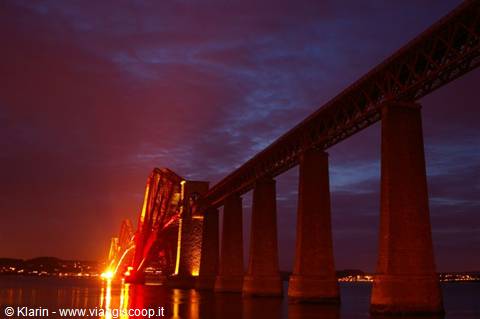 Forth Bridge - South Queensferry vicino a Edinburgh