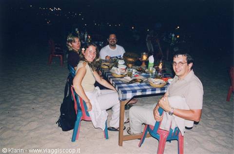 Pesce alla griglia sulla spiaggia di Jimbaran