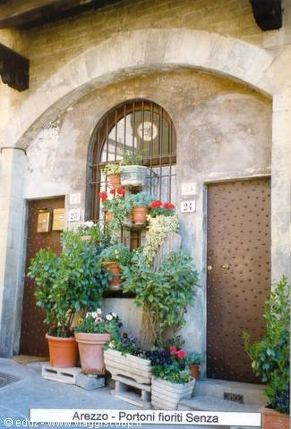 Arezzo - Portone in fiore