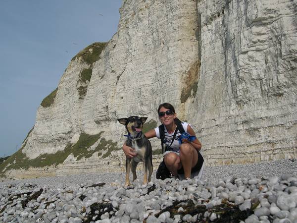 VALENTINA E LUCKY SULLA SPIAGGIA DI FECAMP (ALTA NORMANDIA)