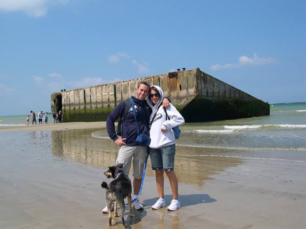 PARTE DI PONTE ARENATO SULLA SPIAGGI DI ARROMANCHES (BASSA NORMANDIA)