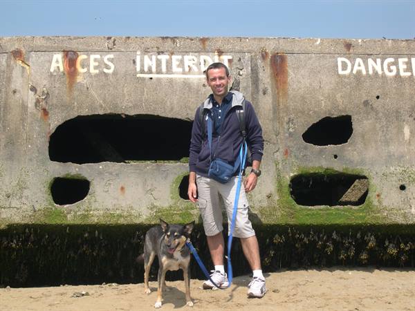 LUCKY SULLE SPIAGGE DELLO SBARCO (BASSA NORMANDIA)