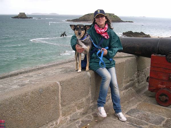 VALENTINA E LUCKY LUNGO LE MURA DI ST.MALO (BRETAGNA)