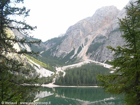LA MONTAGNA RIFESSA SUL LAGO . . .