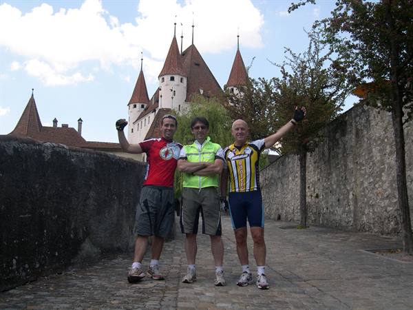 IL GRUPPO SOTTO IL CASTELLO DI THUN