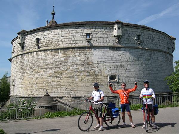 SULLO SFONDO LE CHATEAU MUNOT