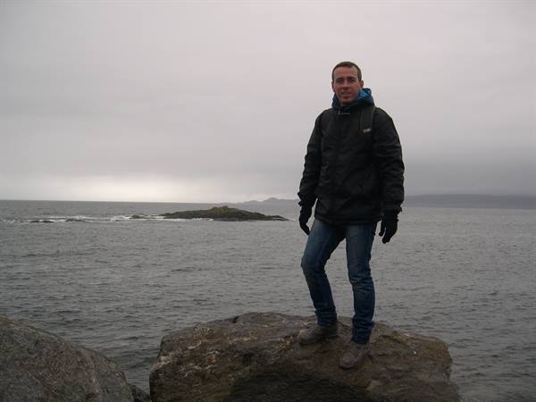 SULLO SFONDO, TRA LE NUVOLE, L'ISOLA DI SKYE
