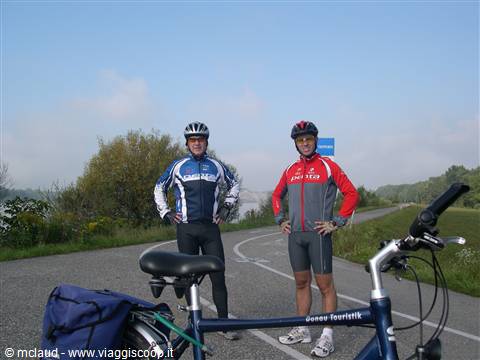 SOSTA LUNGO LA PISTA CICLABILE