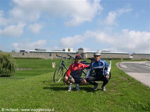 SULLO SFONDO IL CAMPO DI CONCENTRAMENTO DI MAUTHAUSEN